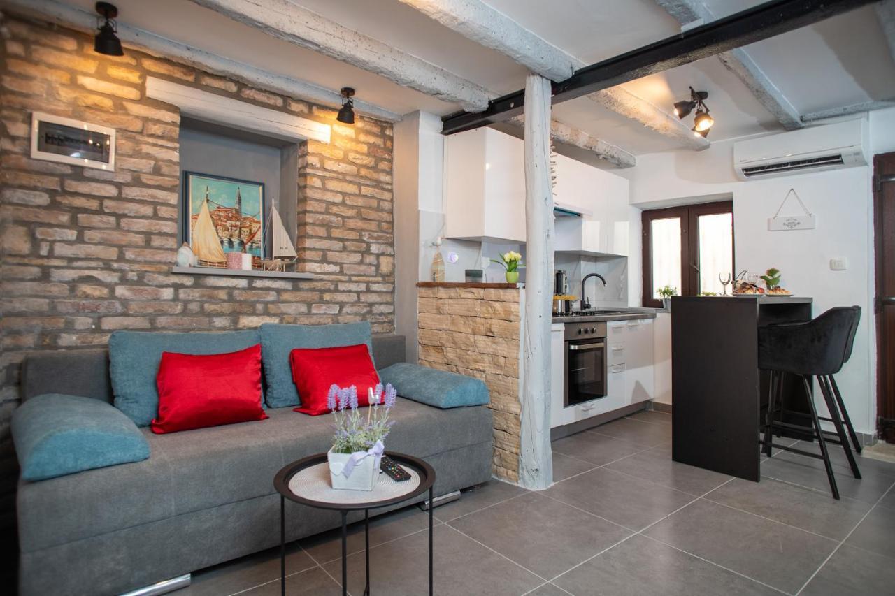 Old Rubinum Apartment โรวีน ภายนอก รูปภาพ